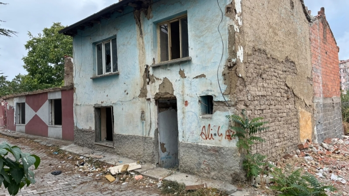 Alanönü’nde yan yana 3 metruk ev mahalleliyi tedirgin ediyor